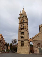 Fototapeta premium Campanile dell'orologio di Messina, che si staglia in un cielo grigio e nuvoloso