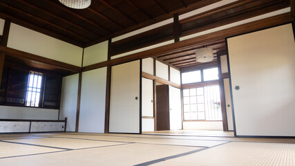 古い日本家屋の畳の部屋