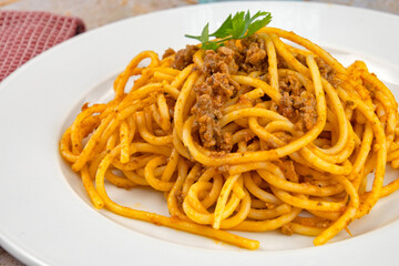 assiette de spaghetti sauce bolognaise sur une table