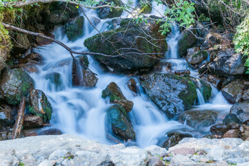 Kleiner Wasserfall in der Steiermark mit weichgezeichnetem Wasser	