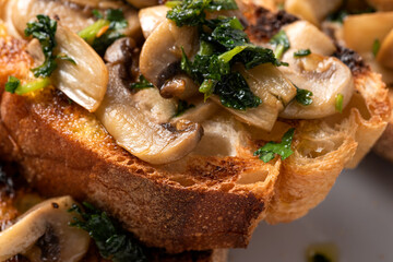 Deliziose bruschette vegetariane con funghi, peperoncino, prezzemolo e olio di oliva