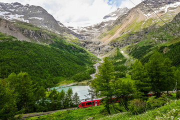 Bernina, Alp Grüm, Berninapass, Zugfahrt, Palü Gletscher, Gletscher, Alpen, Piz Canton, Piz Varuna, Bergsee, Lagh da Palü, Wanderweg, Graubünden, Sommer, Schweiz 