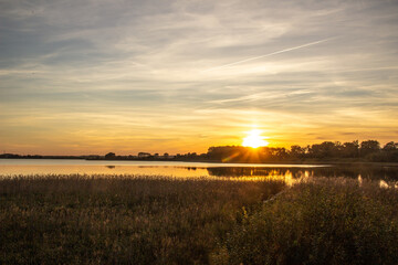 Fototapeta na wymiar Sonnenuntergang über dem See