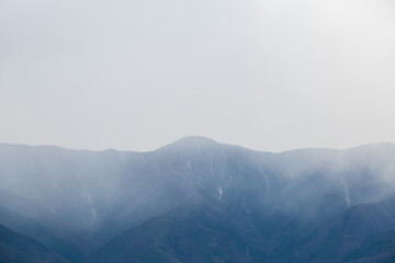 Fototapeta premium 山から霜が降りてくる寒い午後