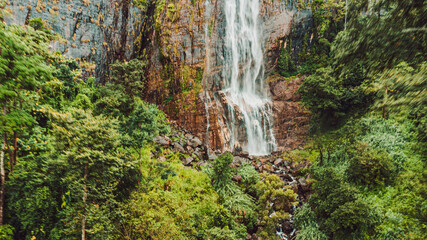 Fototapeta na wymiar Piękny zielony krajobraz z wodospadem, zdjęcie z góry, naturalne tło.