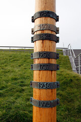 Die Ringe am Mast weisen auf ehemalige Hochwasserstände hin. Bremerhaven, Deutschland, Europa ...