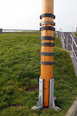 Die Ringe am Mast weisen auf ehemalige Hochwasserstände hin. Bremerhaven, Deutschland, Europa ...