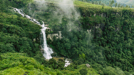 Piękny wodospad pośród krajobrazu zielonych gór. - obrazy, fototapety, plakaty