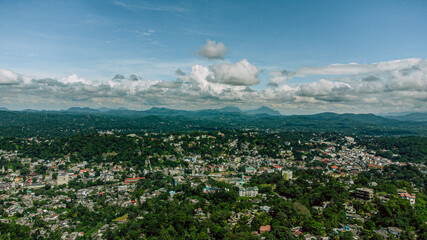 Górski krajobraz z hotelem, widok z góry.