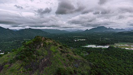 Piękny krajobraz zielonych gór z lotu ptaka. © insomniafoto