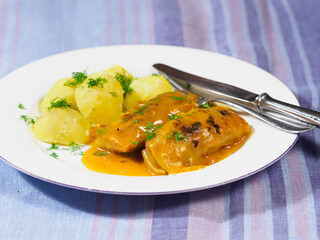 Cabbage rolls with a tomatoe sauce and boiled potatoes with dills