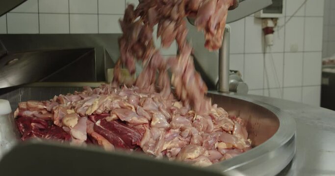 In a large meat grinder grind the meat with chicken. Production of sausages
