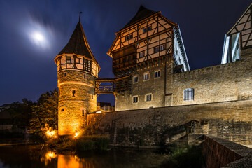 Fototapeta na wymiar Nachtaufnahme des beleuchteten Burg Schloss Zollernschloss Balingen mit Mond, Deutschland