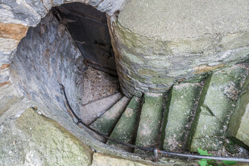 Mittelalterliche Steintreppe mit schwerer Keller Tür in einem historischen Gebäude Schloss...