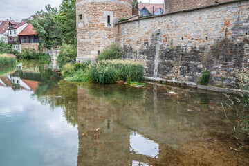 Burg Schloss Zollernschloss Balingen mit Burggraben und Wasserstaustufe und Reflexion Spiegelung im Wasser, Deutschland