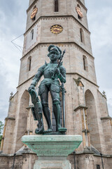 Fototapeta premium Gewaltiger Turm der Stadtkirche in Balingen und dem Marktbrunnen Brunnen, Deutschland