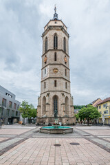 Gewaltiger Turm der Stadtkirche in Balingen und dem Marktbrunnen Brunnen, Deutschland