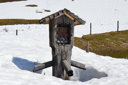 Ein Brunnen im Winter