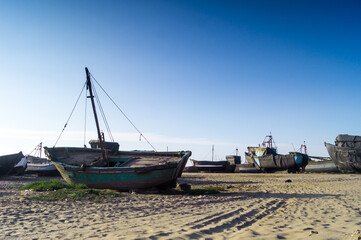 Obraz premium Wreckage of an old boat on the beach by the sea
