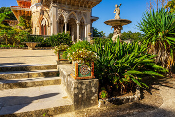 Frontowe wejście z ogrodem i fontannami do Pałacu Monserrate w Sintra.