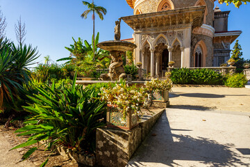 Frontowe wejście z ogrodem i fontannami do Pałacu Monserrate w Sintra.