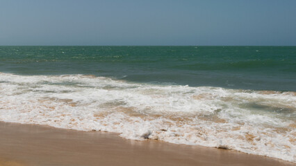 Fototapeta na wymiar lindas ondas na praia de trancoso