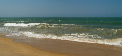 lindas ondas na praia de trancoso