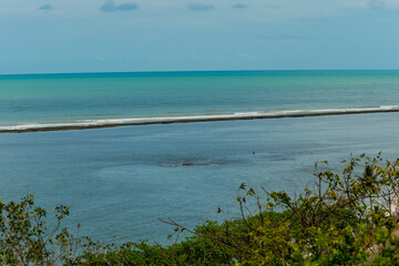 grande área pública em centro histórico com espaço de lazer e vista para o mar
