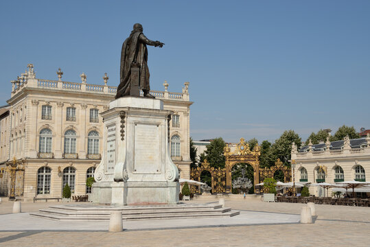 Musée des beaux arts, statue de Stanislas et fontaine de Neptune sur la place Stanislas à Nancy, Lorraine, France 