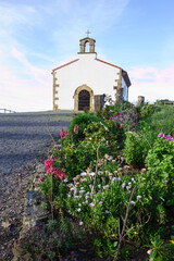 Iglesia con jardín