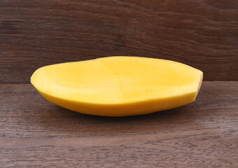 mango slice isolated on white background Clipping Path
