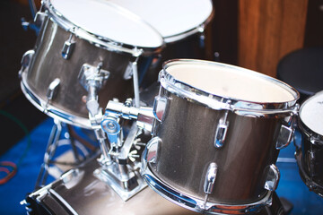 A view of a gray colored drum set.