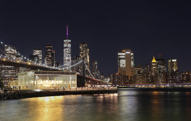 Fototapeta na wymiar Brooklyn Bridge Park with the Manhattan skyline in the distance