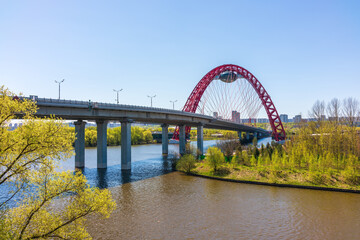Obraz premium Zhivopisny suspension bridge landscape in Moscow, Russia