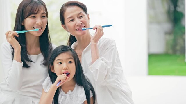 歯を磨く三世代の女性　デンタルケア
