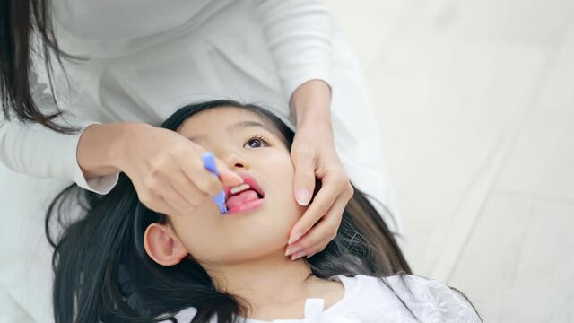 歯の仕上げ磨きをする親子　デンタルケア