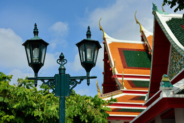 Fototapeta na wymiar view of public lighting and traditional temple roof in the city of bangkok-Thailand
