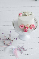 Cake and decorations for a childrens holiday 3396.