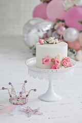 Cake and decorations for a childrens holiday 3397.