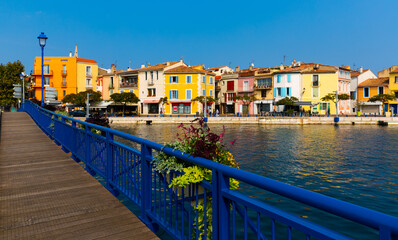 Obraz premium Residential buildings of Quai des Girondins and Canal Baussengue in Martigues, France.