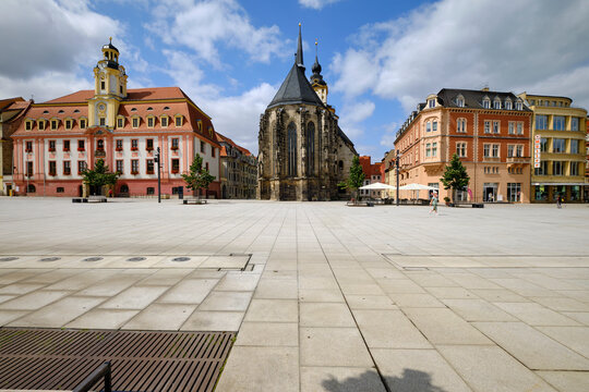 Das Rathaus und die Ev. Stadtkirche St. Marien am Marktplatz in Wei&szlig;enfels an der Stra&szlig;e der Romanik, Burgenlandkreis, Sachsen-Anhalt, Deutschland