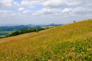 Die Wasserkuppe, der höchste Berg der Rhön im Herbst, Biosphärenreservat Rhön, Hessen,...