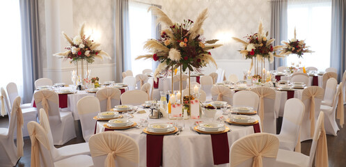 Pięknie udekorowane  stoły dla gości na uroczystośc ślubu - obrazy, fototapety, plakaty