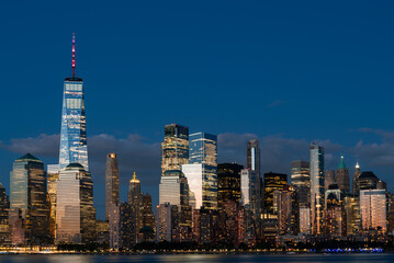 Obraz premium Panoramic view of New York downtown centre and skyscrapers at night