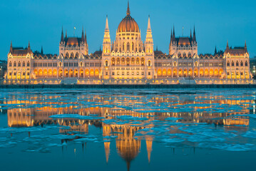 Obraz premium Hungarian parliament at night, winter