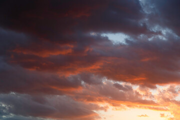 Fototapeta na wymiar 日暮れの雲、オレンジに照らされる