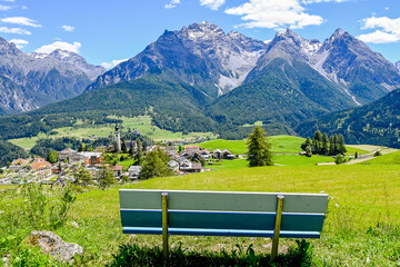 Ftan, Dorf, Kirche, Engadiner Dorf, Engadiner Häuser, Wanderweg, Unterengadin, Alpen, Sommer, Wanderferien, Nationalpark, Graubünden, Schweiz