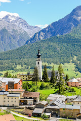 Fototapeta premium Ftan, Dorf, Kirche, Engadiner Dorf, Engadiner Häuser, Wanderweg, Unterengadin, Alpen, Sommer, Wanderferien, Nationalpark, Graubünden, Schweiz