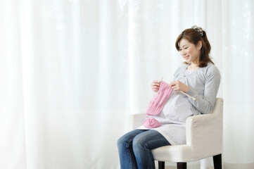 Fototapeta na wymiar 編み物をする妊婦