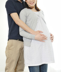 妊婦と寄り添う夫